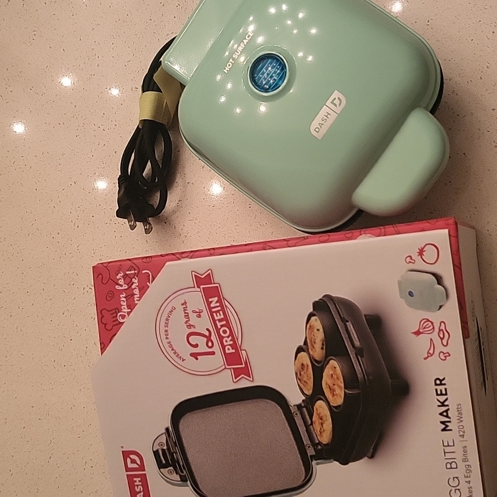 DASH Deluxe Sous Vide Style Egg Bite Maker with Silicone Molds AQUA